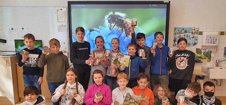Die Schüler*innen der 4a der VS Wienerstraße mit ihrer selbst gebastelten Wildbienen Nisthilfe. © LPV/L. Reimoser