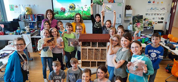 Die Schüler*innen der 3b der PVS Baden hatten großen Spaß beim Wildbienen Nisthilfen-Workshop. © LPV/M. Steiner