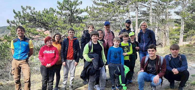 Die Schüler*innen der ASO Baden im Einsatz für die Trockenrasen in ihrer Gemeinde. © LPV/M. Steiner