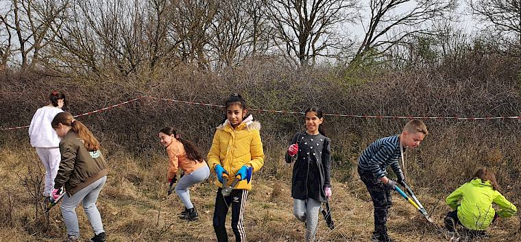 Im Rahmen des Projekts „My Nature Floridsdorf“ griffen die Schüler*innen zu Astschere, Krampen und Säge. © LPV/L. Reimoser