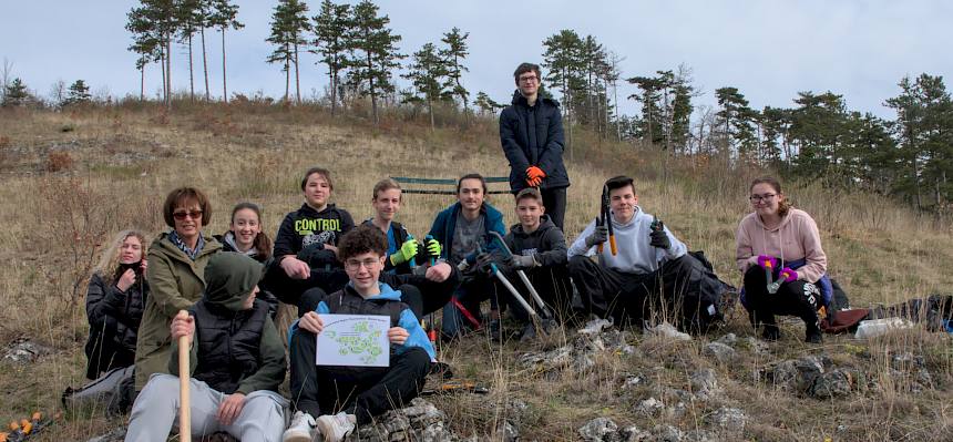 Die engagierten Schüler*innen der 4b der MS Winzendorf im Einsatz für biologische Vielfalt und Klimaschutz. © LPV/Temel