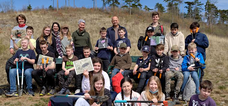 Die engagierten Schüler*innen der 1a der MS Winzendorf im Einsatz für biologische Vielfalt und Klimaschutz. Bürgermeisterin Ernestine Kostak und Amtsleiter Hans-Peter Sammer überzeugten sich vom Erfolg des Projekts. © LPV/J. Fischer