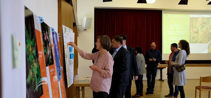 Mittels Klebepunkten konnten die Teilnehmer*innen des Gemeindegipfels für Themen abstimmen, die im kommenden Jahr behandelt werden sollen. © LPV/Drozdowski