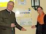 Gastgeber des diesjährigen Netzwerk Natur Region-Gemeindegipfels LAbg. und Bürgermeister von Pfaffstätten Christoph Kainz und LPV-Obfrau Irene Drozdowski vor der Netzwerk Natur Region-Tafel. © LPV/J. Fischer Bürgermeister Kainz mit Gemeindetafel