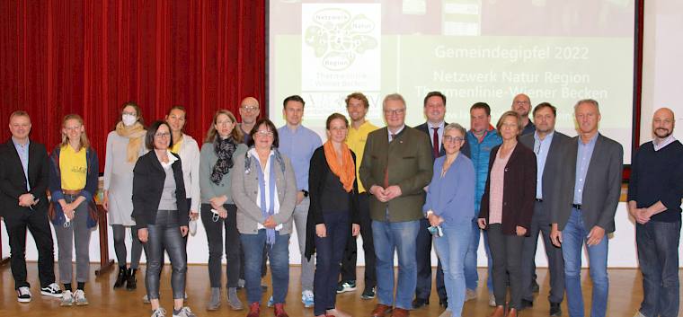 Die Teilnehmer*innen beim Gemeindegipfeltreffen 2022 zum Thema "Invasive Neobiota" in Pfaffstätten. © LPV/A. Mrkvicka Teilnehmer*innen am Gipfeltreffen