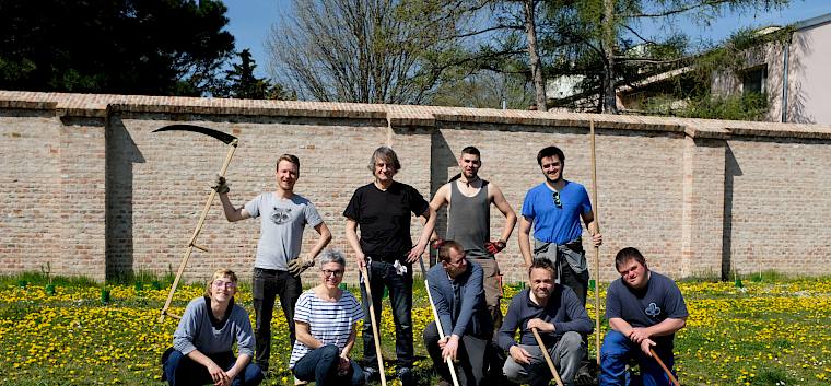 Die zehn tüchtigen Helfer*innen beim Schröpfschnitt im Klosterpark in Wiener Neudorf. © LPV/J. Fischer