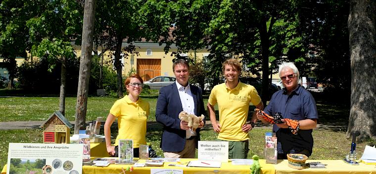 LPV-Infostand. Bürgermeister Andreas Babler (2. v. l) und Stadtrat Franz Muttenthaler (4. v. l.) schauten persönlich vorbei. © LPV/J. Fischer