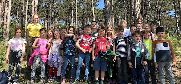 Die Schüler*innen der 1a der VS Gainfarn bei der Trockenrasenführung. © LPV/N. Lintner