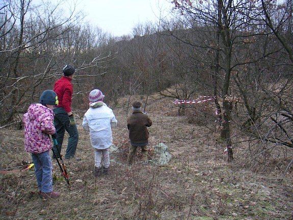 Freiwillige bei der Trockenrasenpflege.