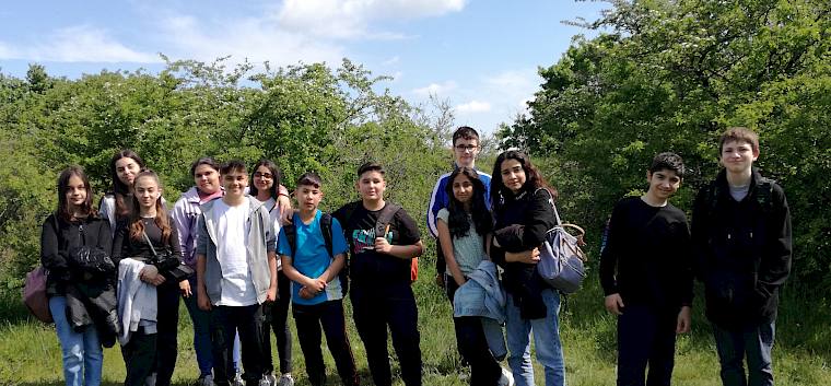 Die Schüler*innen der 2a der NMS Jochbergengasse bei der Trockenrasenführung Alte Schanzen. © LPV/A. Haselmair Schulklasse bei Trockenrasenführung