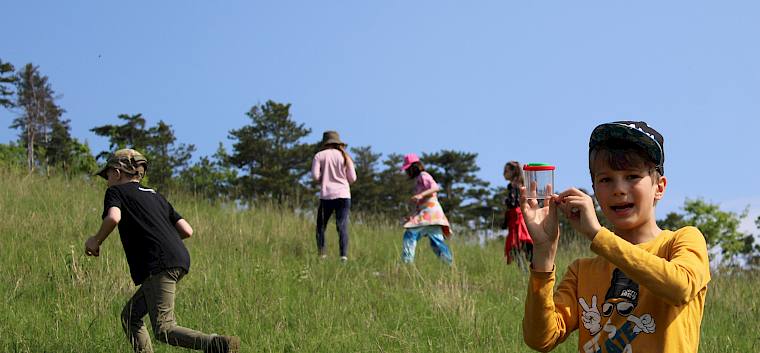 Die Becherlupensuche machten den Schüler*innen großen Spaß. © LPV/F. Hohn