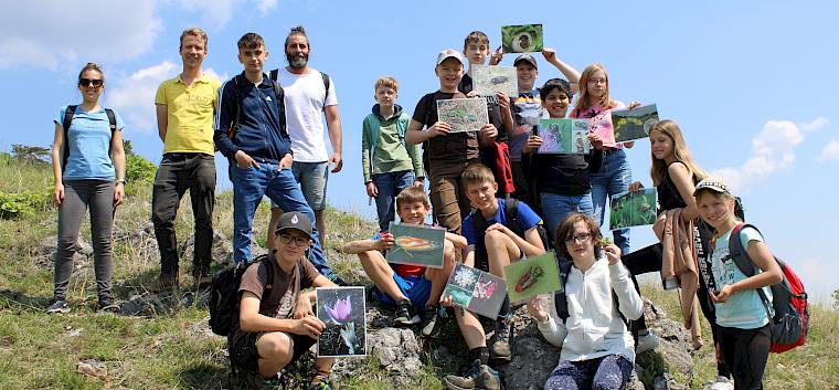 Die Schüler*innen der 2a der MS Winzendorf bei der Trockenrasenführung. © LPV/A. Temel