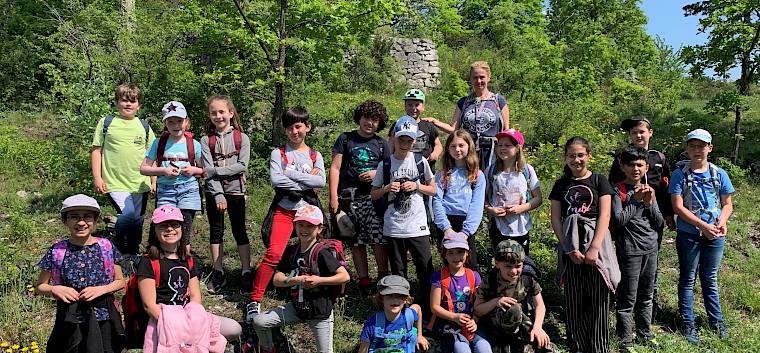 Die Schüler*innen der 3b der VS Bad Vöslau bei der Trockenrasenführung. © LPV/E. Weisz-Emesz