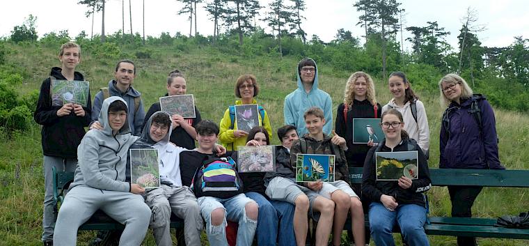 Die Schüler*innen der 4b der MS Winzendorf bei der Trockenrasenführung. © LPV/J. Fischer