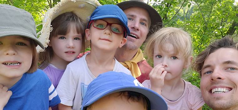 Die Kinder des Montessori-Kindergartens bei der Trockenrasenführung am Blosenberg. © LPV/M. Steiner
