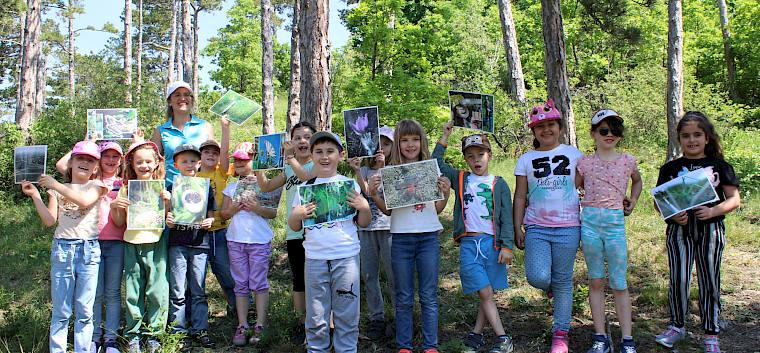Die Schüler*innen der 1b der VS Pfarrplatz bei der Trockenrasenführung im Kurpark. © LPV/F. Hohn