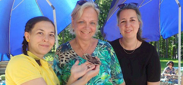 v.l.n.r. Katharina Weber (LPV-Infostand Betreuung), Bürgermeisterin Andrea Kö und Umweltgemeinderätin Agnes Wühr mit einem Wiener Nachtpfauenauge. © LPV/S. Girsch