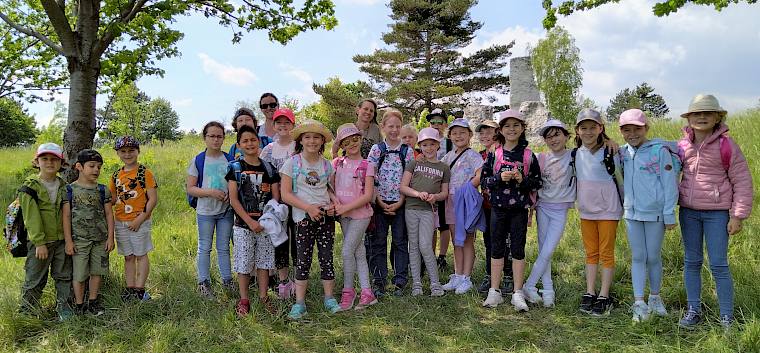 Die Schüler*innen der 2b der VS Enzesfeld-Lindabrunn bei der Trockenrasenführung am Symposion in Lindabrunn. © LPV/D. Lambropoulos