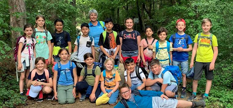 Die Schüler*innen der 3a der VS Bad Vöslau bei der Trockenrasenführung. © LPV/E. Weisz-Emesz