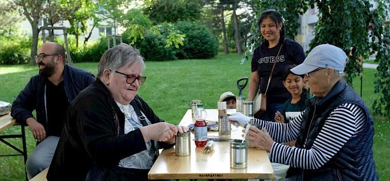 Basteln einer fachlich korrekten Nisthilfe. © LPV/J. Fischer Basteln einer fachlich korrekten Nisthilfe.
