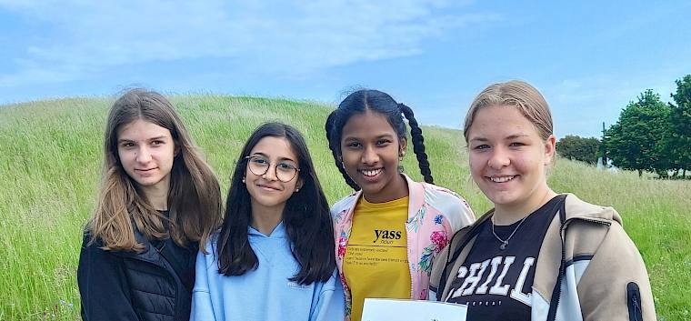 Schüler*innen der 3b der NMS Hanreitergasse bei der Trockenrasenführung auf den Alten Schanzen.. © Pertlik Schülerinnen mit Wiesenpflanzen