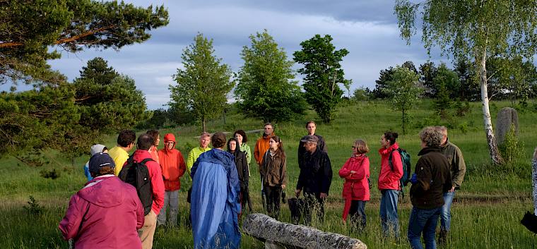 Die zahlreichen Teilnehmer*innen bei der Führung am Symposion Lindabrunn. © LPV/J. Fischer