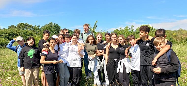 Die Schüler*innen der 3c der NMS Hanreitergasse bei der Trockenrasenführung auf den Alten Schanzen. © LPV/I. Wrbka-Fuchsig Schulklasse bei Trockenrasenführung