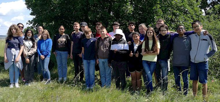 Die Schüler*innen der 3a der NMS Hanreitergasse bei der Trockenrasenführung auf den Alten Schanzen.. © LPV/A. Haselmair Schulklasse bei Trockenrasenführung