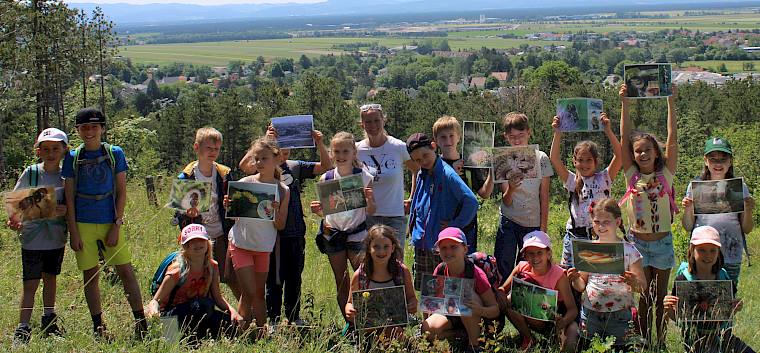 Die Schüler*innen der 3b der VS Bad Fischau-Brunn bei der Trockenrasenführung. © LPV/F. Hohn