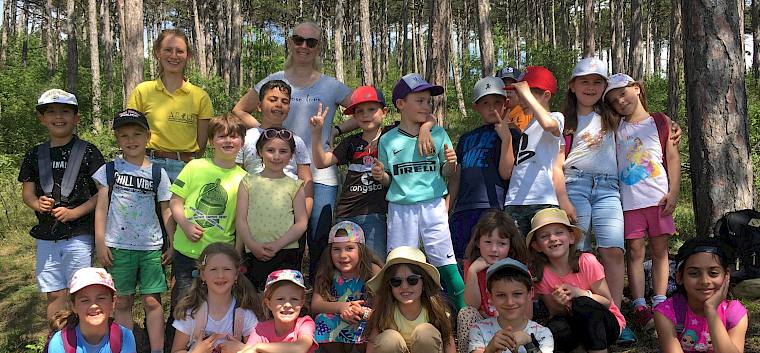 Die Schüler*innen der 1b der VS Gainfarn entdecken die Trockenrasen hinter ihrer Schule. © LPV/M. Frauendienst