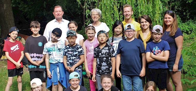 Die Schüler*innen der 4b der VS Wiener Neudorf. Bürgermeister Herbert Janschka und Gemeinderätin Irene Orchard überzeugten sich selbst vom Erfolg des Programms. © LPV/V. Winkler