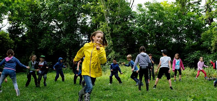 Wasserspinnen-Spiel. Die Kinder schlüpften in dir Rolle von Bachflohkrebsen und mussten versuchen zu entkommen. © LPV/F. Schwabel
