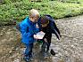 Ausgerüstet mit Kescher, Kübel und kleinen Wannen machten sich die Kinder selbst an die Erforschung des Mödlingbachs. © Julia Müller