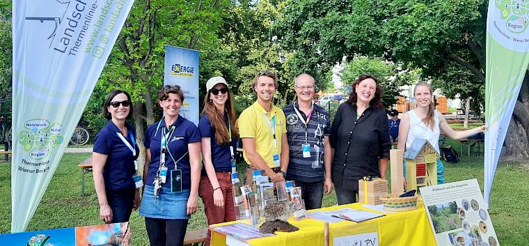Unser Infostand beim Schlossparkfest in Vösendorf - mit dabei waren Ursula Drescher (Umwelt- und Klimaschutzabteilung - 3.v.l), LPV-Mitarbeiter Manuel Steiner (4.v.l), Umweltgemeinderat Peter Köck (5.v.l), Vizebürgermeisterin Alexandra Wolfschütz (6.v.l) und LPV-Praktikantin Sonja Luetgehetmann (7.v.l). © LPV/M. Steiner