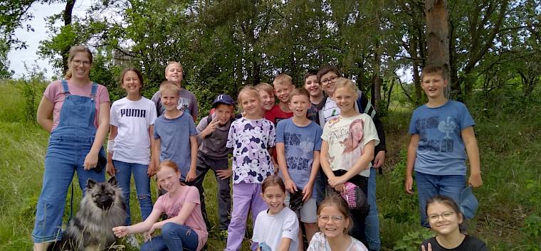 Die Schüler*innen der 4a der VS Enzesfeld-Lindabrunn bei der Trockenrasenführung am Symposion in Lindabrunn. © LPV/D. Lambropoulos