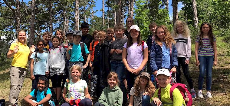 Die Schüler*innen der 4. Klasse der VS Uetzgasse bei der Trockenrasenführung im Kurpark. © LPV/N. Lintner