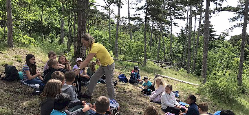 Im Rahmen einer Natur-Exkursion begaben sich die Kinder gemeinsam mit unserer Naturpädagogin Natalija in die Welt der seltenen Tiere und Pflanzen. © LPV/N. Lintner