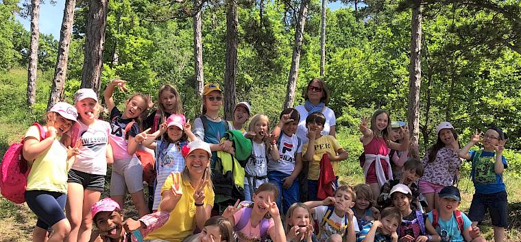 Die Schüler*innen der 2. Klasse der VS Uetzgasse bei der Trockenrasenführung im Kurpark. © LPV/N. Lintner