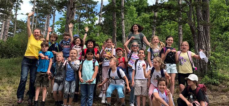 Die Schüler*innen der 3. Klasse der VS Uetzgasse bei der Trockenrasenführung im Kurpark. © LPV/N. Lintner