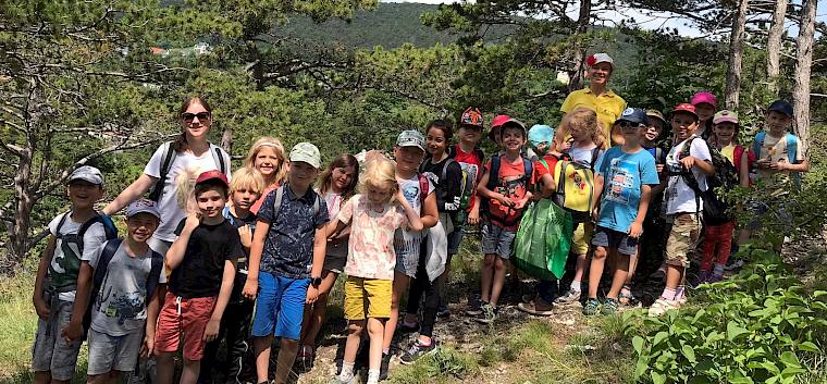 Die Schüler*innen der 1. Klasse der VS Uetzgasse bei der Trockenrasenführung im Kurpark. © LPV/N. Lintner