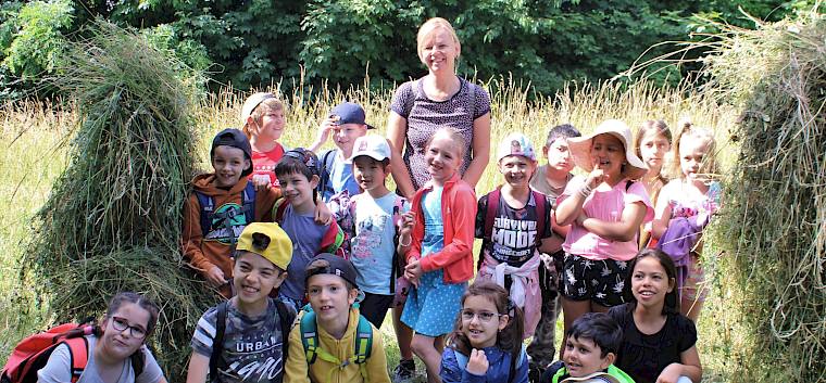 Die Schüler*innen der 1b der VS Tomaschekstraße bei der Wiesenführung am Bisamberg. © LPV/A. Till Schulklasse bei der Wiesenführung