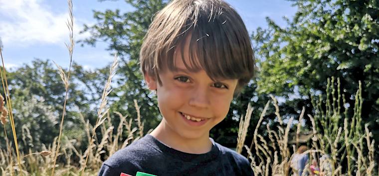 Ausgerüstet mit Becherlupen entdeckten die Kinder die Insektenvielfalt der artenreichen Wiesen. © LPV/F. Hohn Bub mit Becherlupe