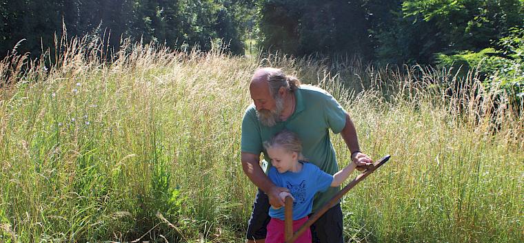 Sensenmähen macht auch den Kindern Spaß! © LPV/F. Hohn Kind beim Sensenmähen