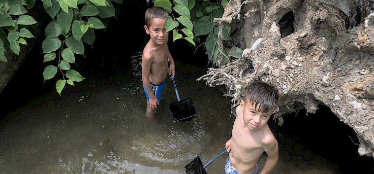 Das Tümpeln machte den Kindern großen Spaß. © LPV/M. Steiner Kinder tümpeln in Schwechat
