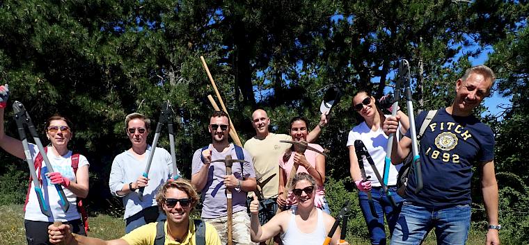 Die engagierten Mitarbeiter*innen unterstützten uns beim Firmeneinsatz schon zum zweiten Mal bei der Trockenrasenpflege auf der Perchtoldsdorfer Heide. © LPV/I. Drozdowski Gruppenfoto bei Pflegetermin