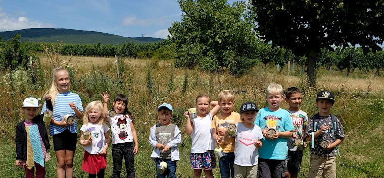 Die Kinder hatten großen Spaß beim Wildbienen-Nisthilfen-Workshop. © LPV/J. Fischer Kinder mit Nisthilfen