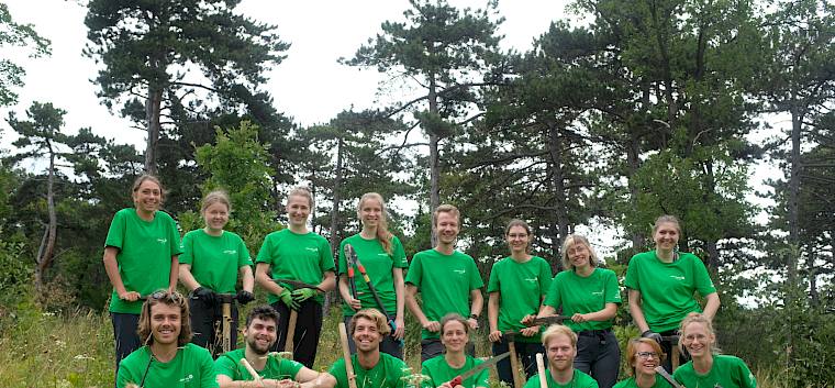 Die Teilnehmer*innen der Umweltbaustelle Vielfalt am Alpen-Ostrand 2022 © LPV/M. Frauendienst Gruppenfoto Teilnehmer*innen Umweltbaustelle 2022