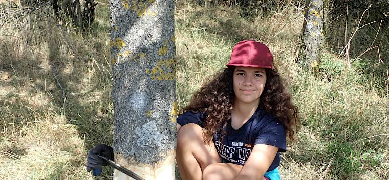 Mit dem Reifmesser werden die Eschen geringelt. © LPV/I. Drozdowski Freiwillige beim Ringeln einer Esche.