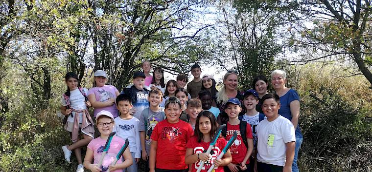 Die 4c der Irenäusgasse hilft mit, die biologische Vielfalt zu erhalten. © LPV/ A.Haselmair Schulklasse bei Trockenrasenpflege