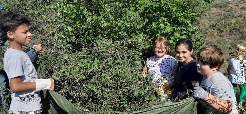 Schulkinder tragen Plane